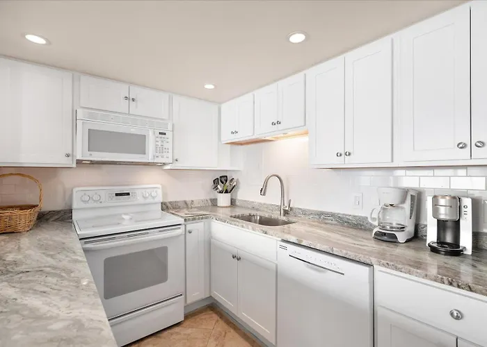 2 Bedroom Ocean Front With Outdoor Pool!